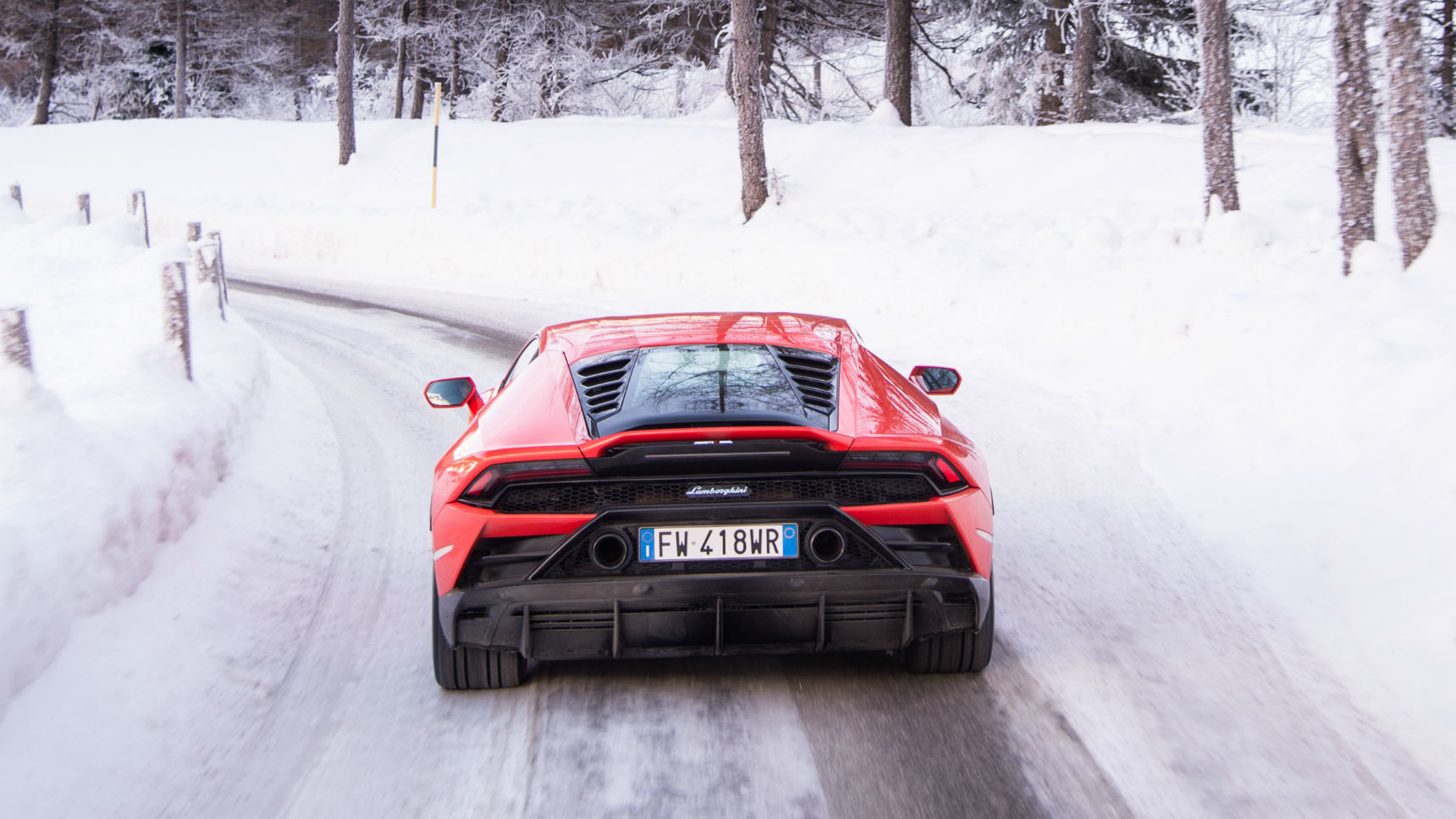 Суперкары Lamborghini отправились в рождественский пробег