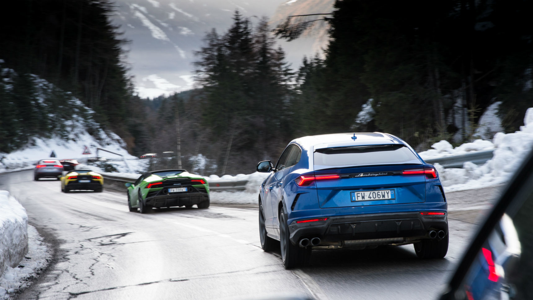 Суперкары Lamborghini отправились в рождественский пробег