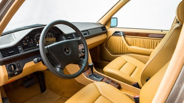 30-летний Mercedes W124 без пробега выставили на продажу