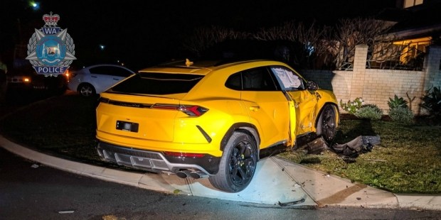 Подростки угнали два Lamborghini Urus и столкнулись друг с другом