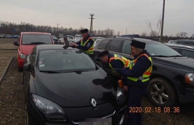 Венгерская полиция проверяет «евробляхи», припаркованные возле границы