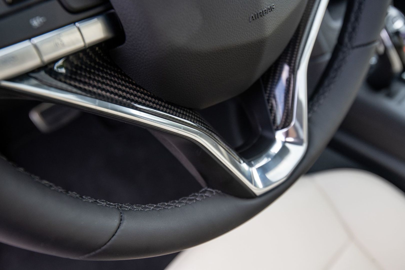 Cadillac объявил старт приема заказов на новый кроссовер XT6