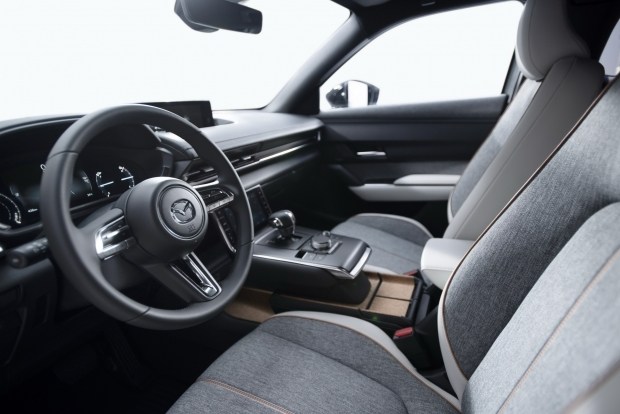 Mazda назвала цену на свой первый электромобиль