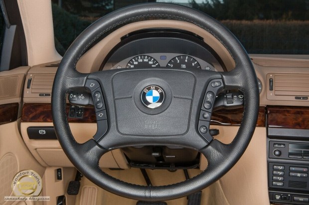 «Бабулин законсервированный» BMW 7 серии с пробегом 255 км выставили на аукцион