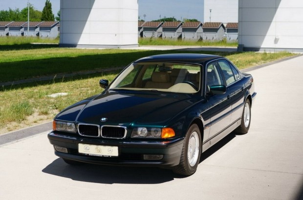 «Бабулин законсервированный» BMW 7 серии с пробегом 255 км выставили на аукцион