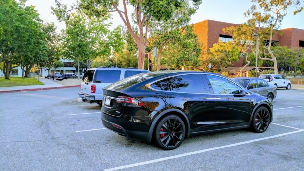 «Умные» Tesla: электрокары облегчат жизнь с парковкой