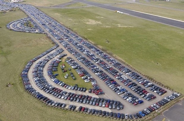 «Коронавирусный склад»: тысячи нераспроданных авто на базе ВВС Великобритании