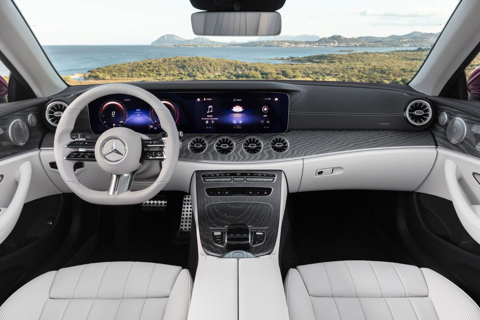 Mercedes-Benz раскрыл обновленные купе и кабриолет E-Class