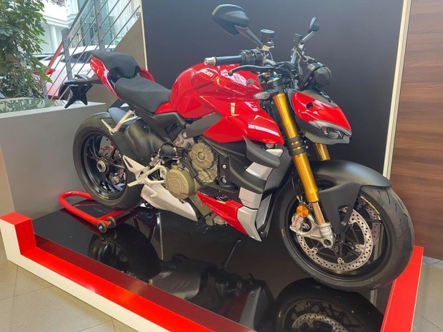В салонах Ducati з’явилась новинка 2020 року Ducati Streetfighter V4