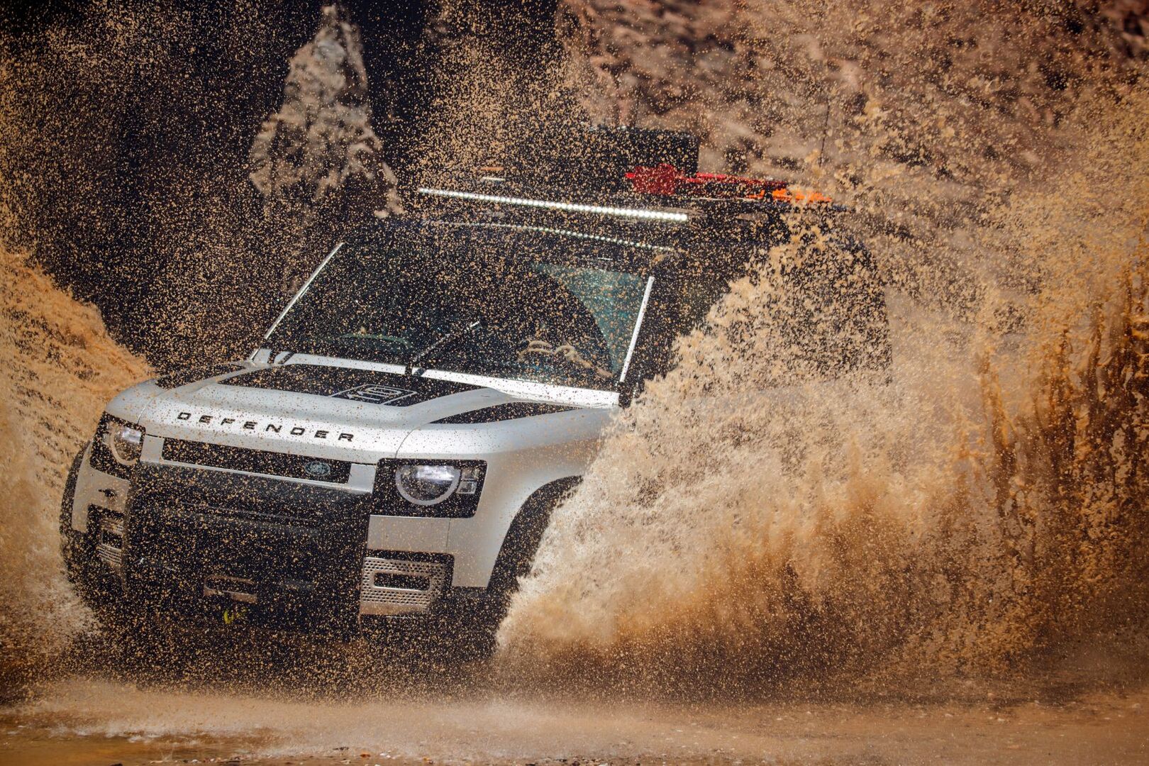 Land Rover объявила цены и комплектации на Defender в России