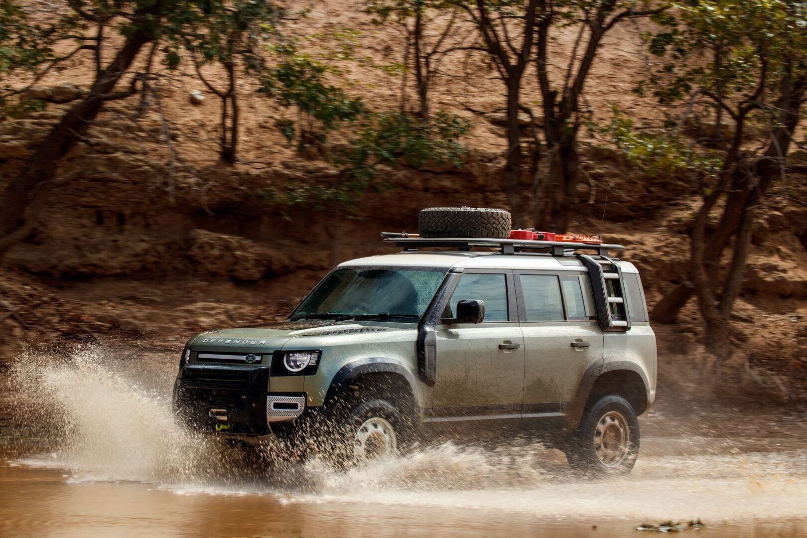 Land Rover объявила цены и комплектации на Defender в России