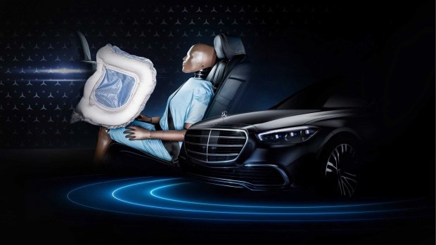 Инновации нового S-Class: фронтальные подушки задних пассажиров