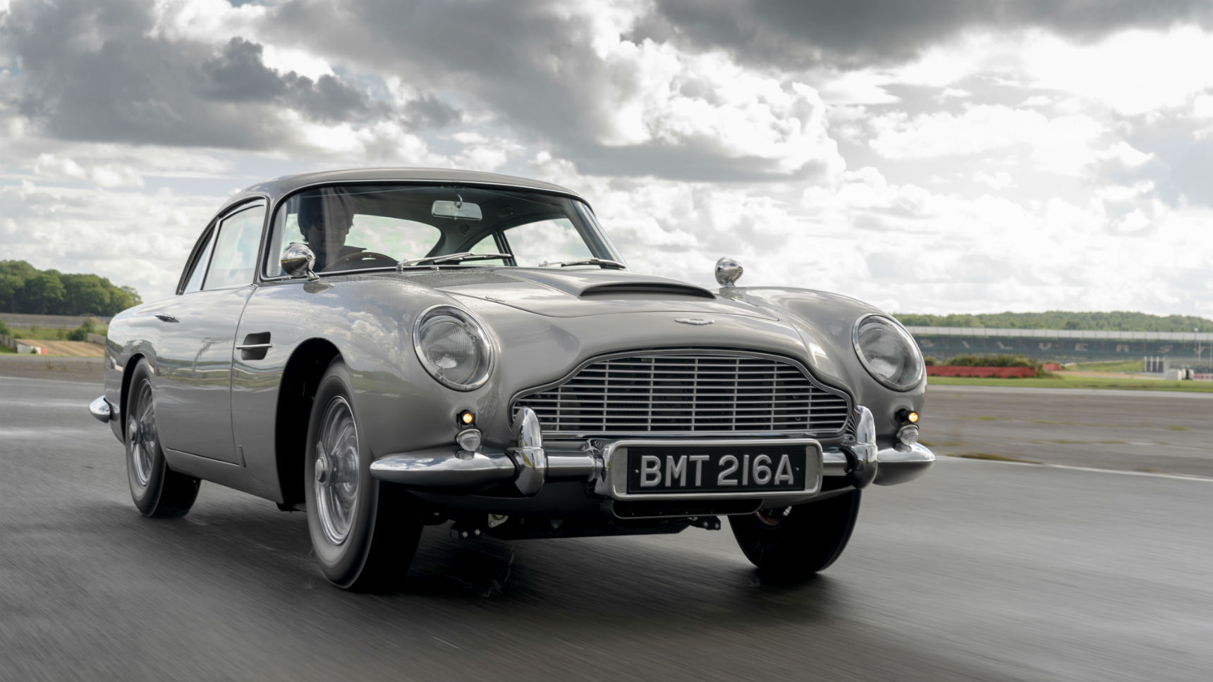 Aston Martin построил спорткар с дымовой завесой, пулеметом и тараном