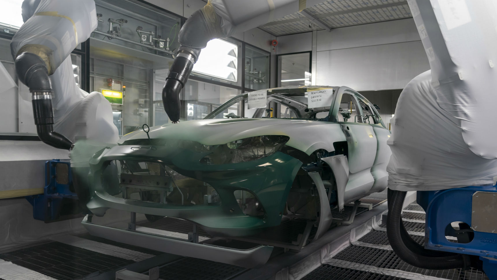 Первый DBX сошел с конвейера завода Aston Martin
