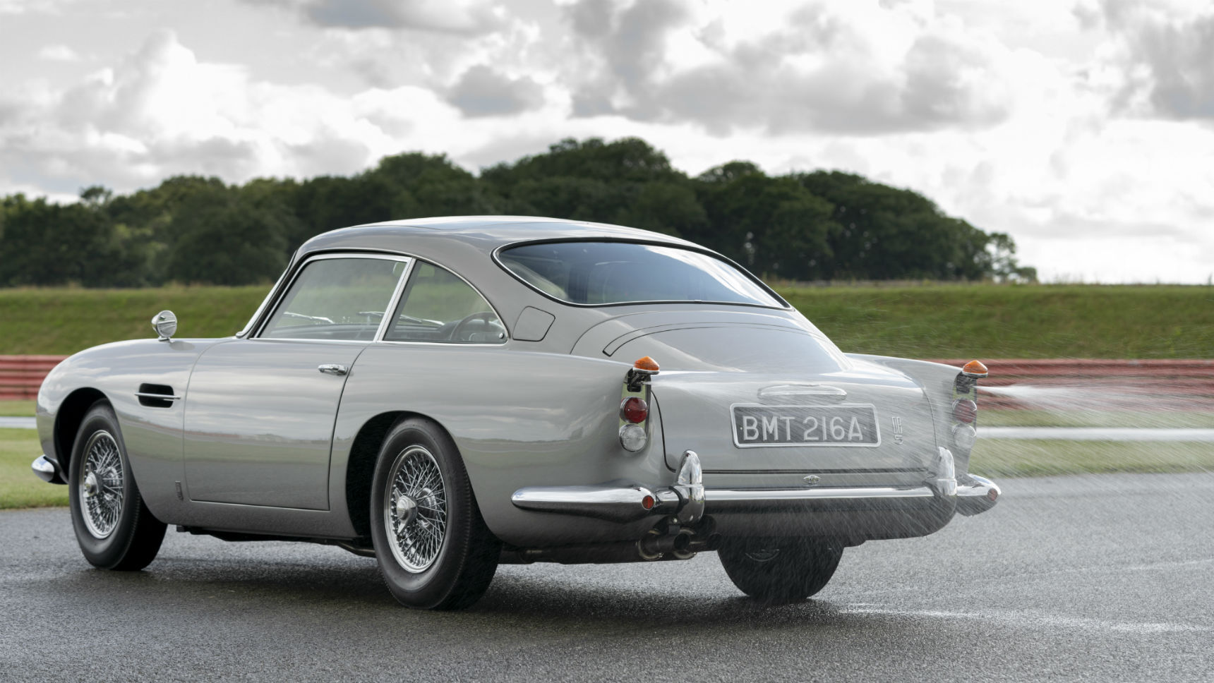 Aston Martin построил спорткар с дымовой завесой, пулеметом и тараном