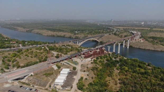 Запорожский мост потихоньку строится (фото)