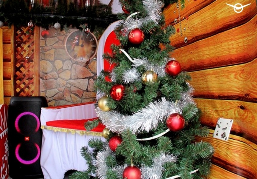 «Буханку» превратили в мобильную усадьбу Деда Мороза