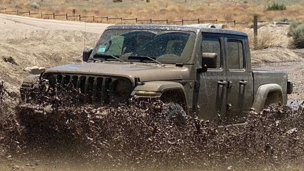 Jeep не для грязи? Владелец Gladiator лишился гарантии за езду по бездорожью
