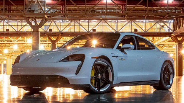 Рекорд Porsche Taycan: электрокар разогнался аж до 165 км/ч
