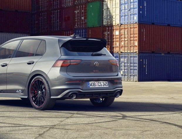 Юбилейный Golf GTI лишился ошейника