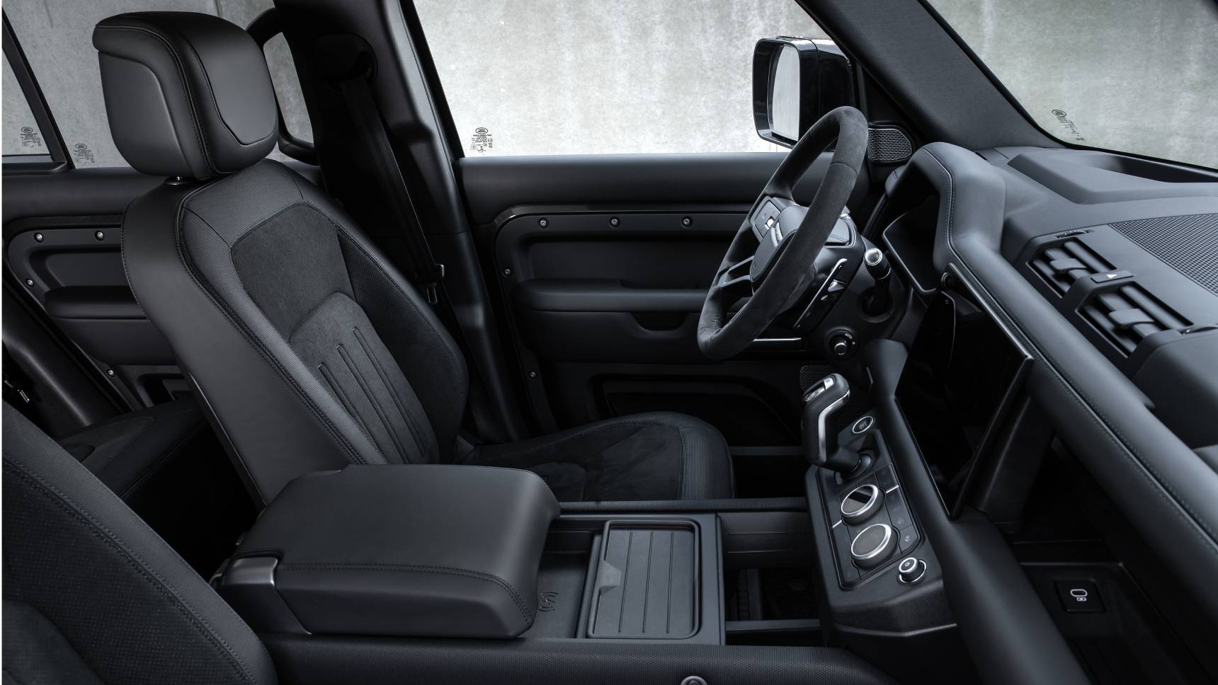 Land Rover представил Defender с двигателем V8. Он появится в России