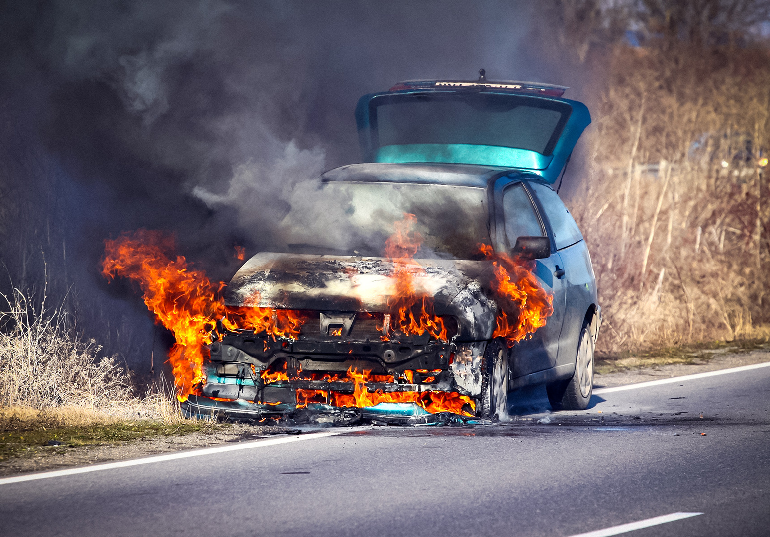 5 причин возгорания автомобиля: от травы до неисправности