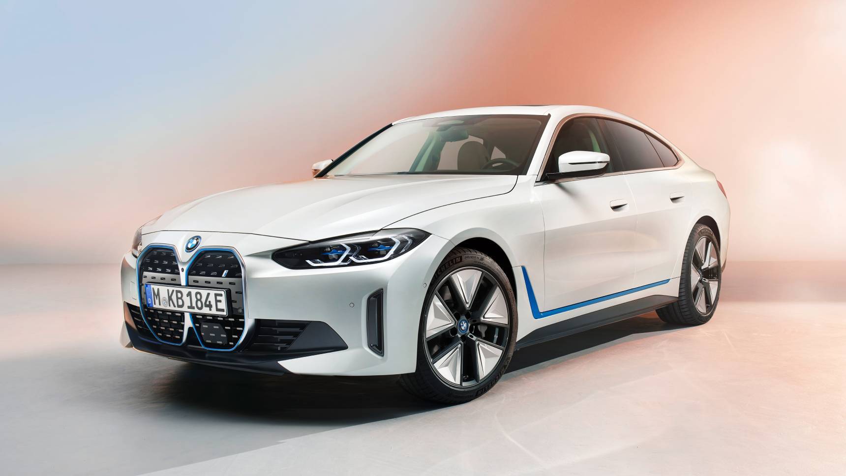 BMW показал новый электрический спорт-седан с большим «грилем»