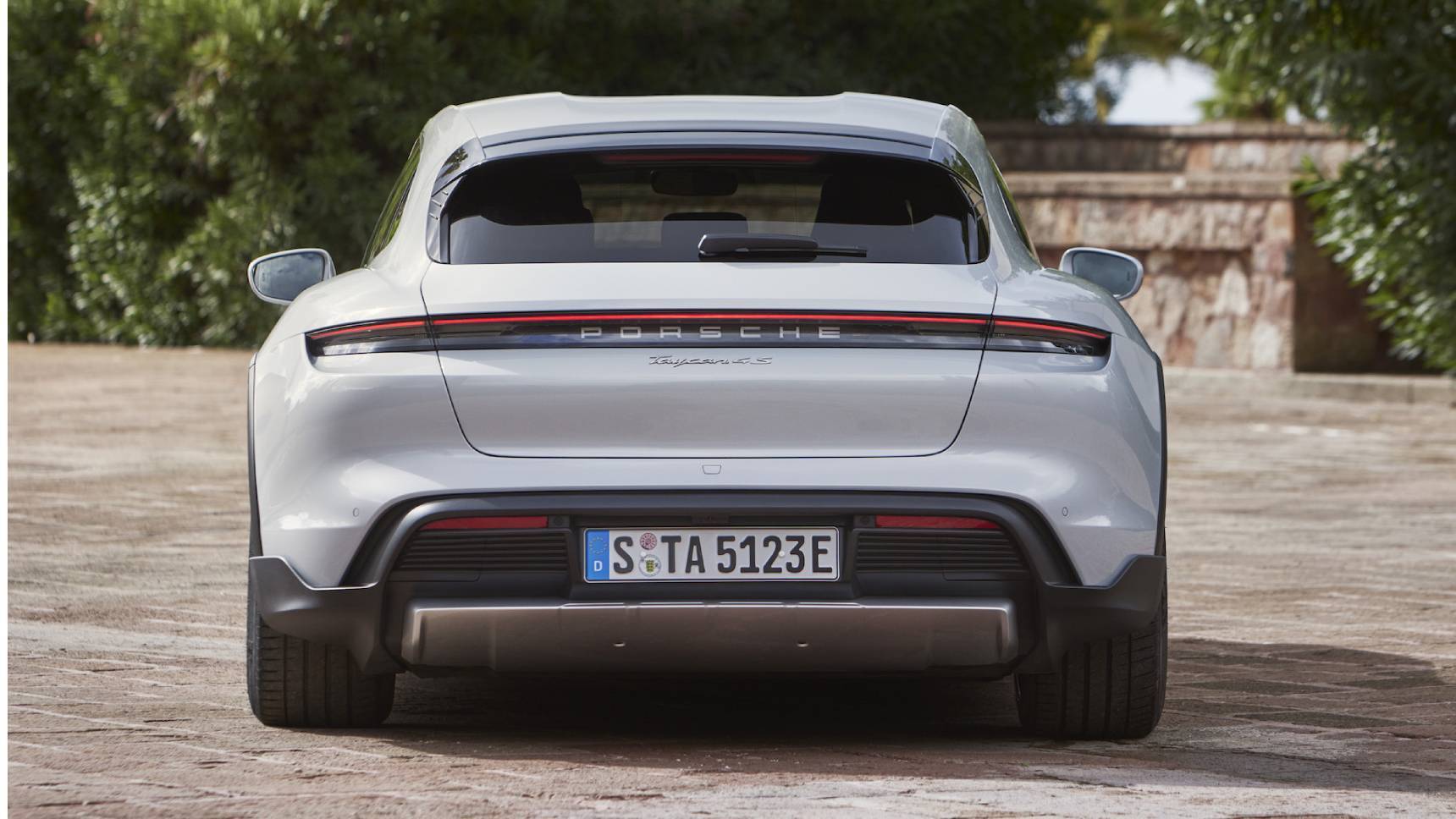 Электроседан Porsche Taycan превратился в спортуниверсал