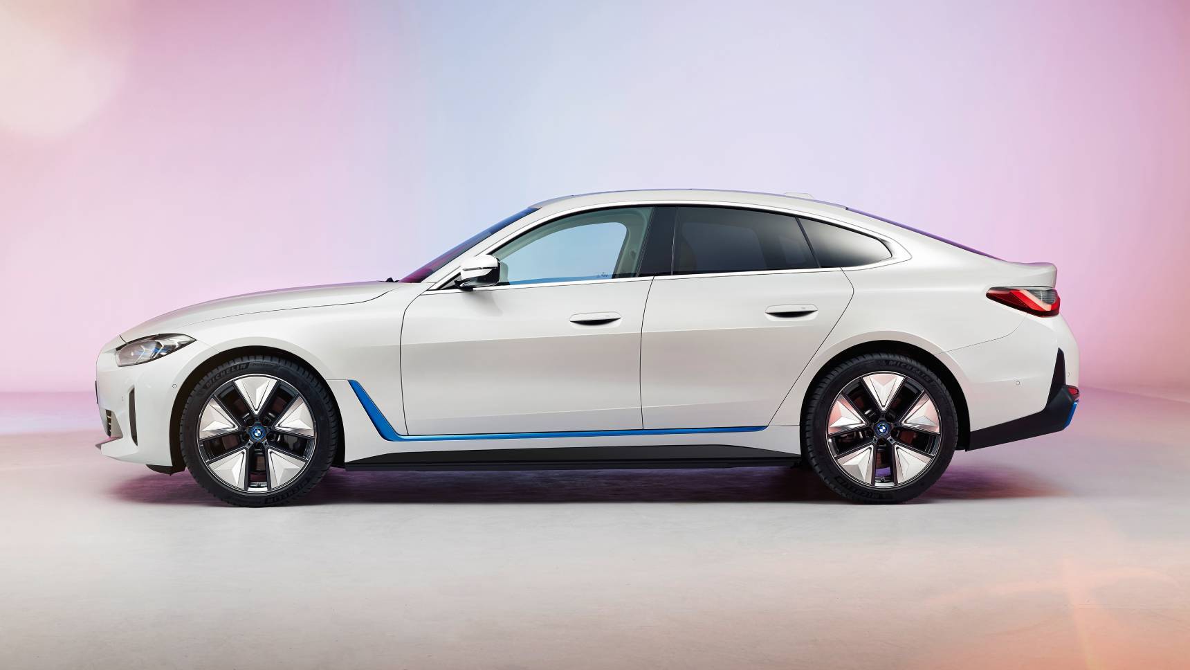 BMW показал новый электрический спорт-седан с большим «грилем»