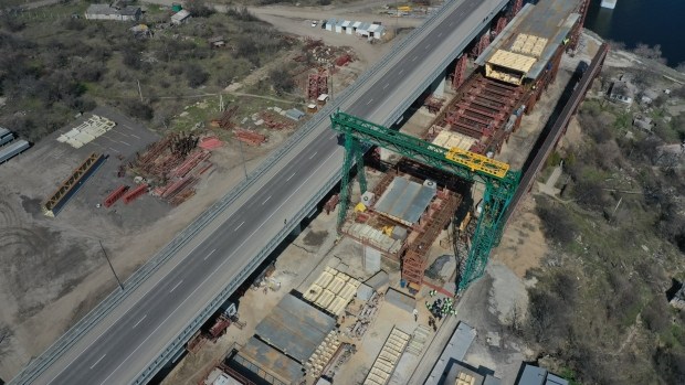 На строительстве Запорожского моста установлено 67-метровое прогонное строение (фото)