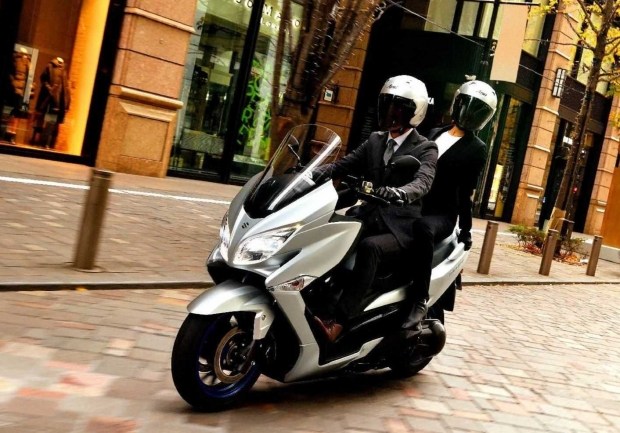 Скутер Suzuki Burgman 400 2021: обновления мотора и электроники