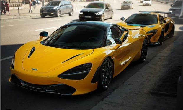 Пришла весна: в Киеве на парковке засняли два ярких суперкара McLaren