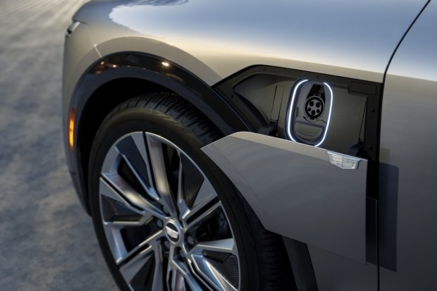 Cadillac показал как выглядит серийный электрокар Lyriq