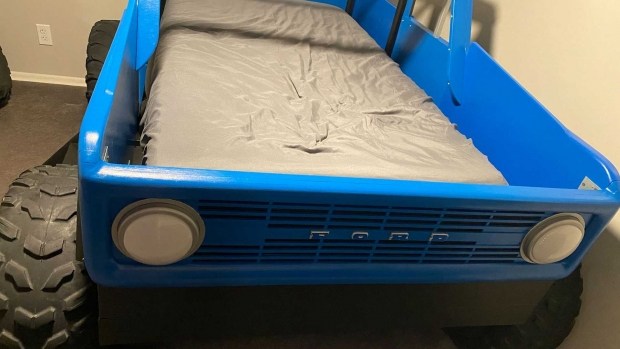 Одержимый папа построил сыну уникальную кровать