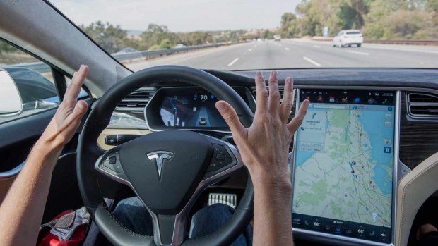 Tesla может не представить технологию автономного вождения в 2021 году
