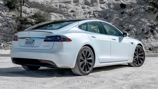 Tesla хитрит с динамическими показателями?