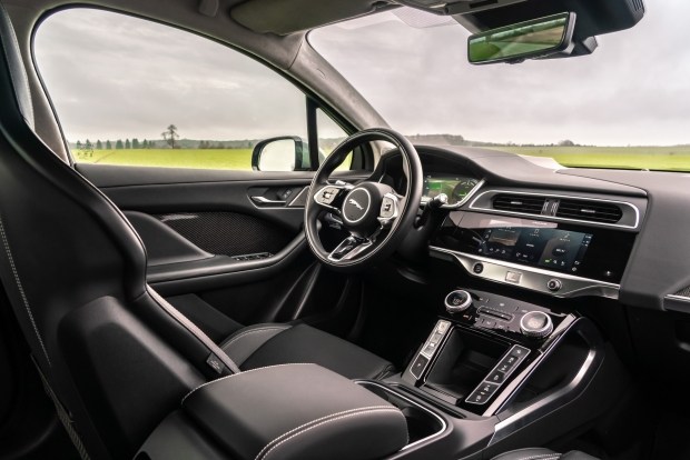 Обновленный Jaguar I-Pace: быстрая зарядка и продвинутая мультимедиа