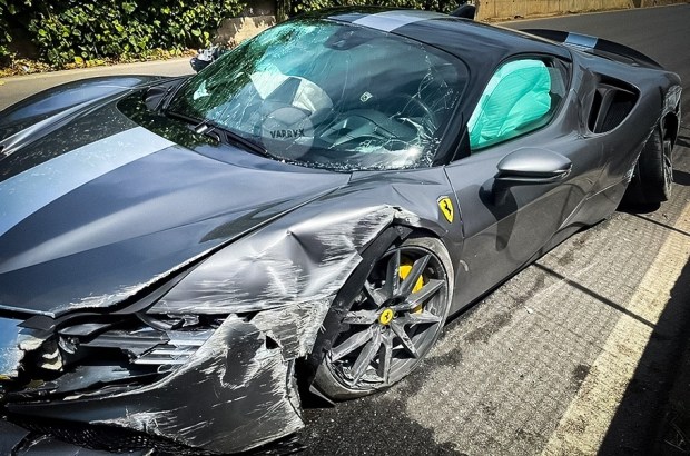 Бывает... Быстрейший Ferrari разбили о бетонный забор