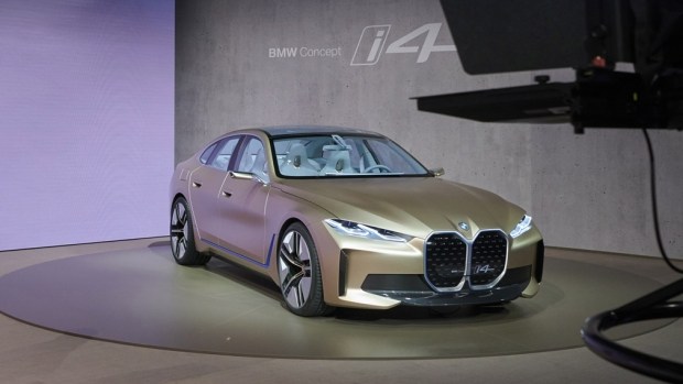 «Семерка» BMW станет электро уже в следующем году