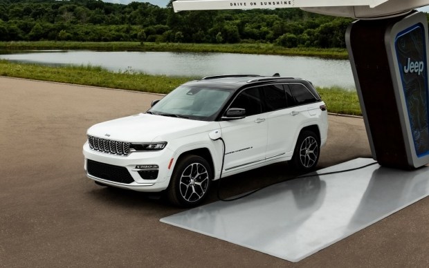 Новее нового: Jeep назвал дату премьеры Grand Cherokee пятого поколения
