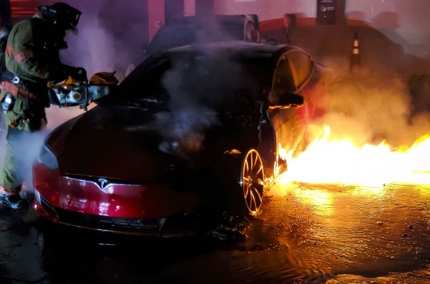 Tesla Model S сгорела прямо в сервисе