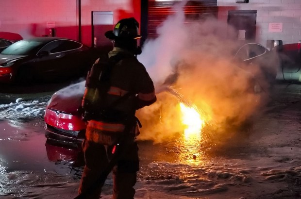 Tesla Model S сгорела прямо в сервисе