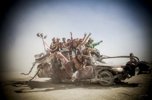 Пропитаны свободой: организаторы фестиваля Burning Man продают уникальные «автомобили-мутанты»