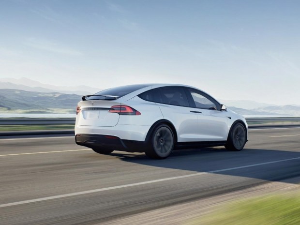 NHTSA спрашивает Tesla, почему она не отозвала «проблемный» автопилот после обновления