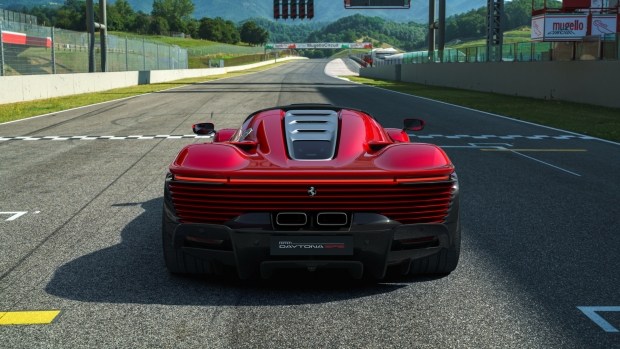 Классика на новый лад: самый экстремальный суперкар Ferrari