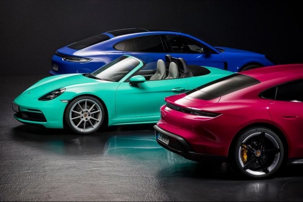 Porsche предлагает покрасить авто под любой оттенок лака для ногтей или сумочки