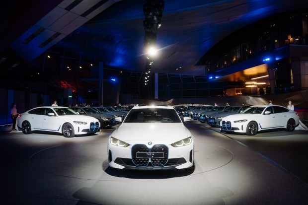 Как тебе такое Илон Маск: BMW досрочно начала поставки электрокара i4