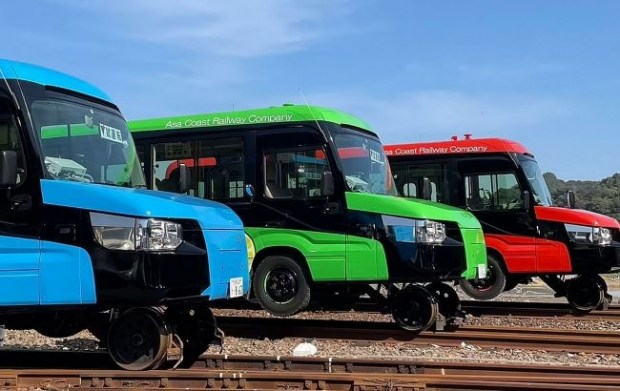 Изобретая колесо: в Японии представили автобус, который за 15 секунд превращается в поезд