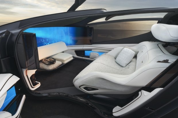 Cadillac InnerSpace: телевизор вместо лобового стекла и тапочки вместо педалей