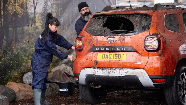 Марка Dacia представила первую в мире бесплатную грязевую ванну для внедорожников